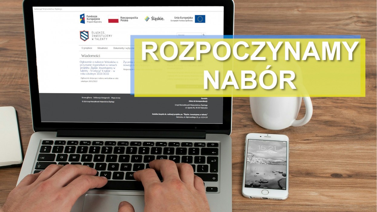 Otwarty laptop ze stroną internetową dotyczącą projektu Śląskie. Inwestujemy w talenty 